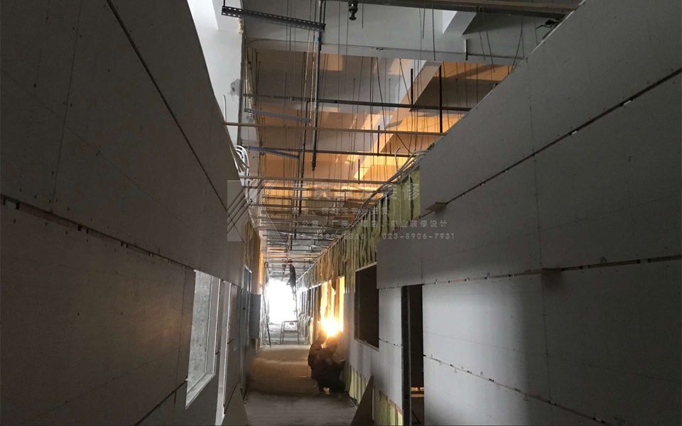 辦公室裝修隔斷過(guò)道封石膏板