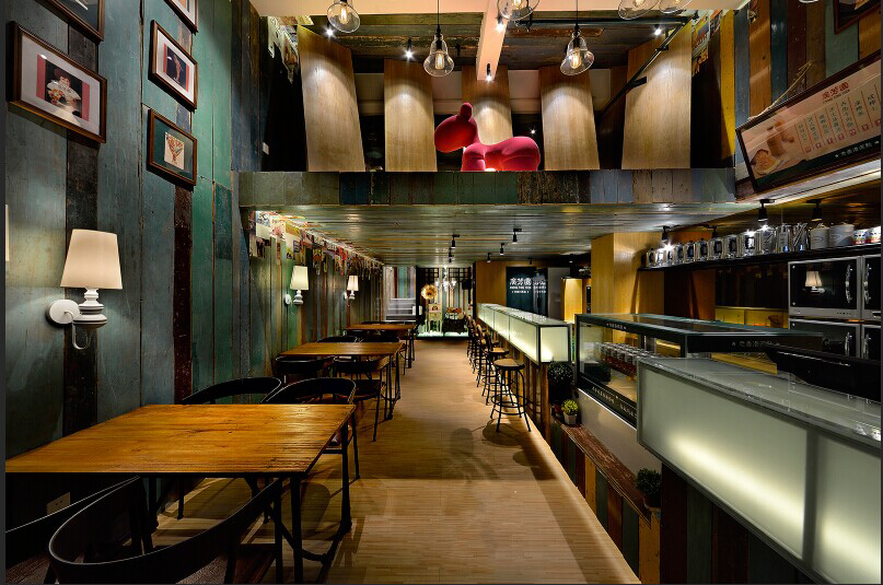 　　餐廳裝修是至關(guān)重要的，許多顧客消費(fèi)不單純就是來(lái)吃東西，有時(shí)候喜好一個(gè)良好的飲食環(huán)境。餐廳的裝修必須要有藝術(shù)創(chuàng)意風(fēng)格的講究這樣才能博人眼球吸引顧客，隨著著中國(guó)社會(huì)經(jīng)濟(jì)的高速發(fā)展，有部分中國(guó)人都越來(lái)越崇媚揚(yáng)外，藝術(shù)時(shí)尚風(fēng)格都偏向國(guó)外，什么西餐廳、壽司店、披薩店等等。在中國(guó)會(huì)有很多特色的西餐廳，不僅吸引外國(guó)客人，大多數(shù)還是吸引的中國(guó)客人，中國(guó)人喜歡這種對(duì)外國(guó)文化風(fēng)情的新鮮感，都想嘗試一下外國(guó)美食和文化。中國(guó)就有龐大的消防者群體，許多外國(guó)和中國(guó)投資者都開(kāi)始了自己的創(chuàng)業(yè)之夢(mèng)，特色餐廳現(xiàn)在也逐漸成為主流形式，餐廳的裝修需求也越來(lái)越多，下面華發(fā)小編帶您了解一下特色餐廳裝修要點(diǎn)。