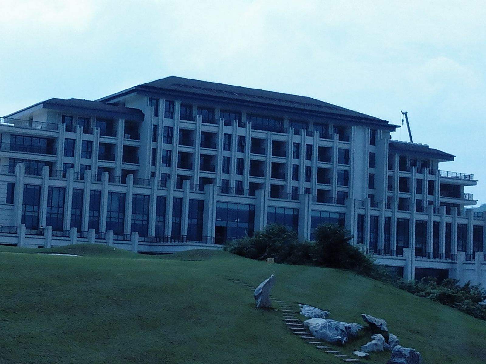 仙女山希爾頓酒店外墻裝修工程簽約華發(fā)